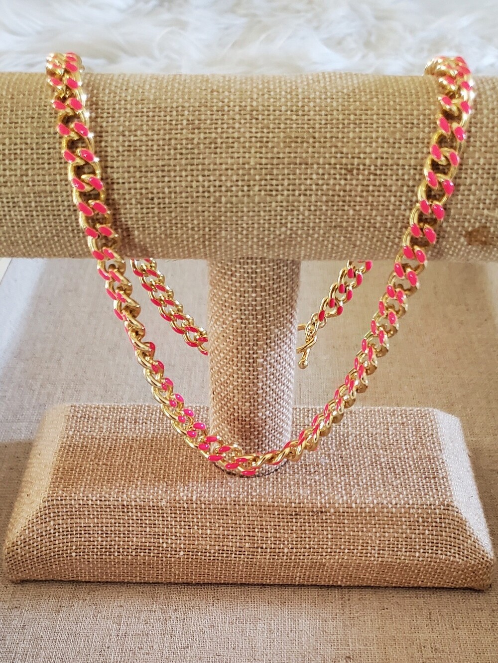 ​New Vibrant Hot Pink Enamel Gold Tone Toggle Closure Curb Chain Necklace
